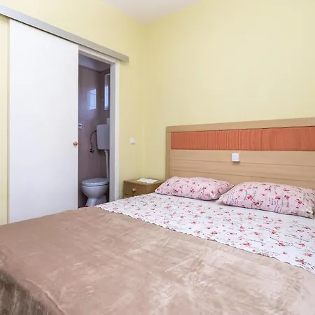 Appartamento Front In Rab With Wifi Palit